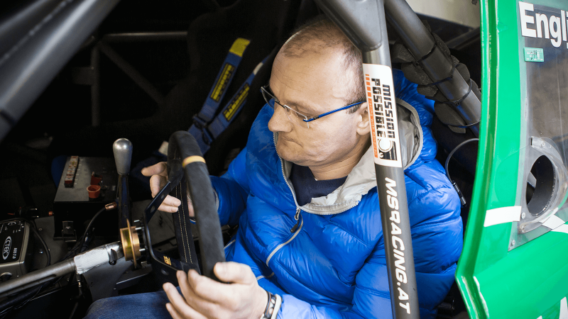 Gustav Engljähringer sitzt in seinem Tourenwagen, der auf seine Bedürfnisse angepasst ist.