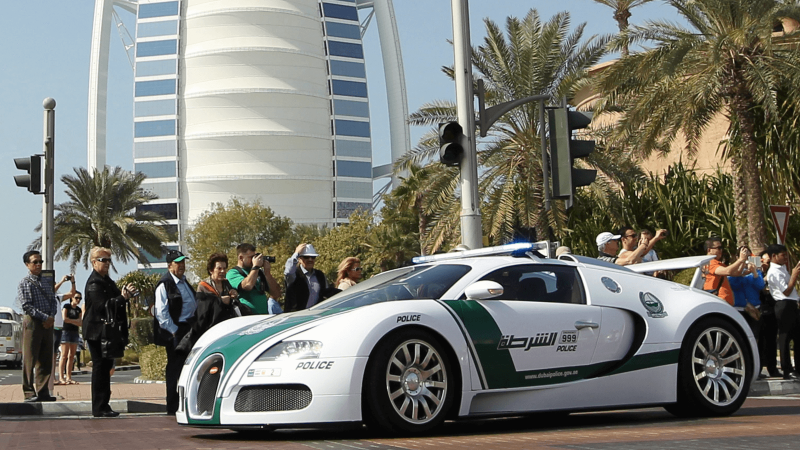 Der Bugatti Veyron der Polizei von Dubai vor dem Burj al Arab.