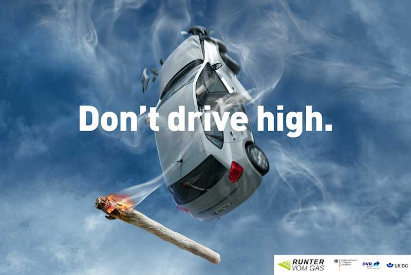 Ein Plakat zeigt ein Auto in der Luft umhüllt von Rauch eines Joints. Ein Schriftzug schreibt: Don't drive high.
