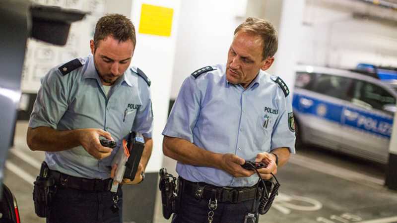 Die Polizisten Rainer Fuchs und Marco R. bereiten sich auf ihren Einsatz gegen illegale Straßenrennen vor.