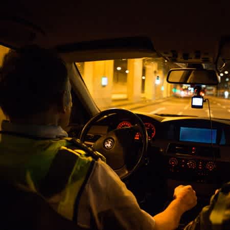 Das Sondereinsatzkommando fährt im Einsatzwagen auf der Suche nach Rasern.