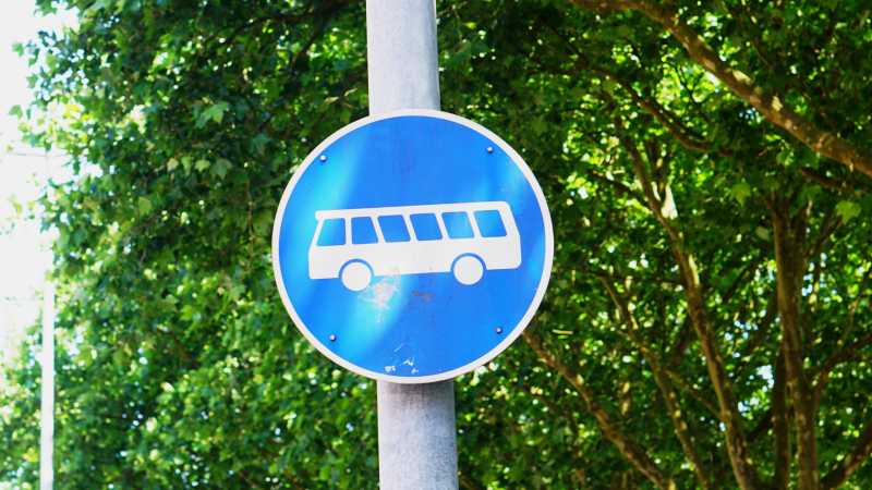Das Bild zeigt das Verkehrsschild Busstreifen, ein blaues rundes Schild mit einem weißen Bus.