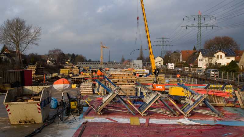 Das Bild zeigt eine Baustelle für die Überdachungsarbeiten der A7 im Hamburger Stadtgebiet.