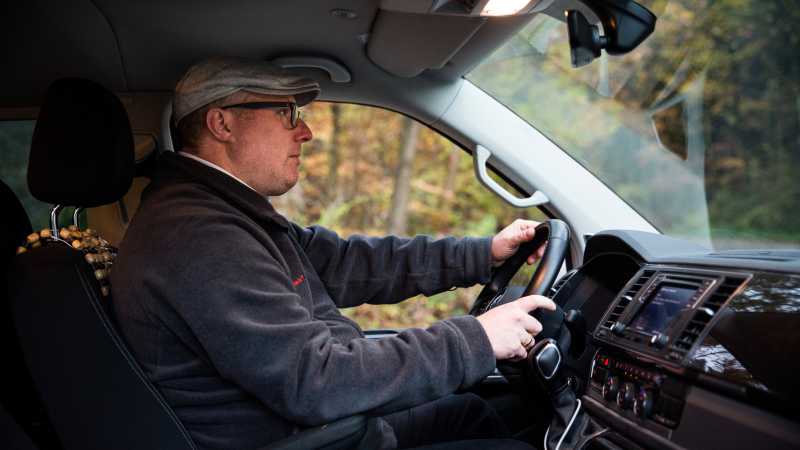 Das Bild zeigt Björn P. am Steuer seines Autos.