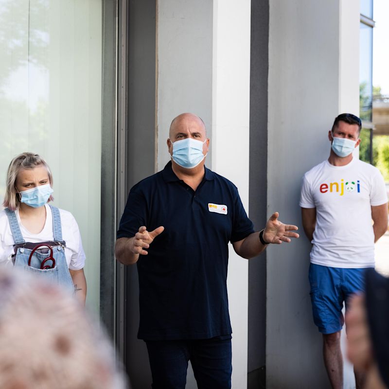 Umgeben von Schülern erklärt ein Mann etwas. Es ist Lehrer und Notfallsanitäter Sven Baumgarten. 