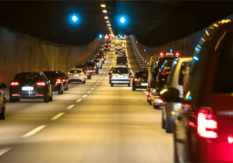 Viele Autos fahren in einem Tunnel. Es ist ein Tunnel der Stadt Hamburg.