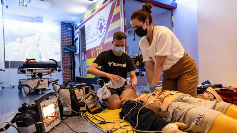 Zwei Schüler üben im Simulationszentrum die Reanimation an einer Puppe. 