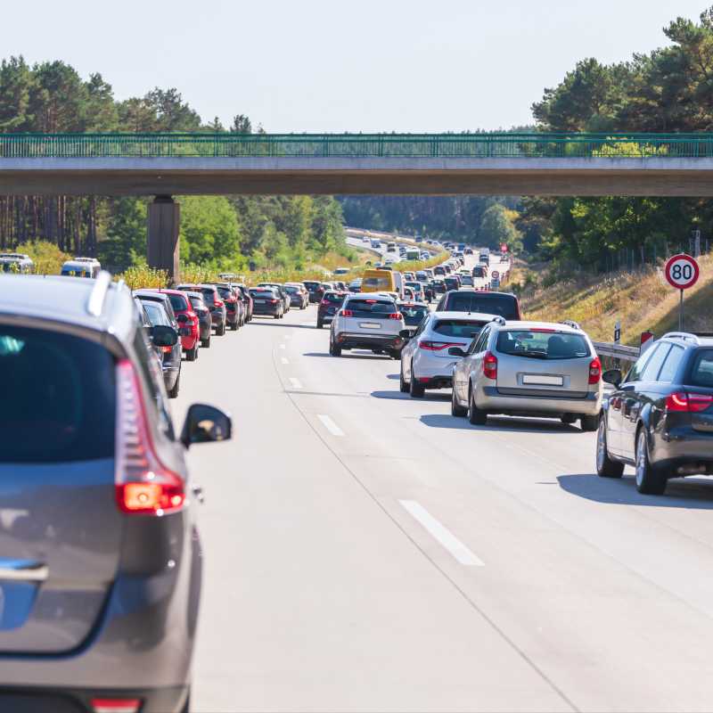 Fahrzeuge reihen sich links und rechts auf einer Autobahn ein. In der Mitte ist eine freie Rettungsgasse zu sehen. 