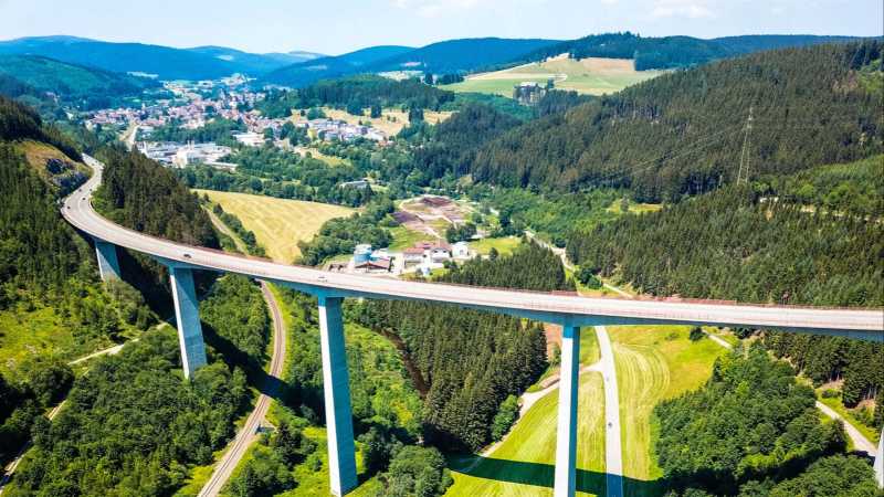 Das Bild zeigt die Schwarzwald Talbrücke.