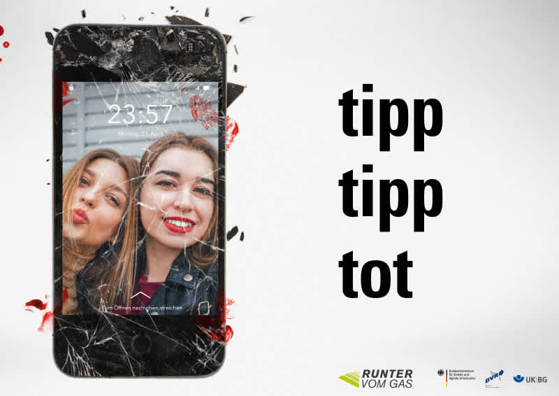Dieses Autobahnplakat stammt aus dem Jahr 2018. Das Motiv „tipp tipp tot“ zeigt ein zerbrochenes Smartphone mit Blutspritzern und einem Selfie zweier junger Frauen auf dem Display. Damit soll vor den tödlichen Gefahren der Ablenkung durch das Handy am Steuer gewarnt werden. Unten sind die Logos von „Runter vom Gas“ und dessen Partnern zu sehen.