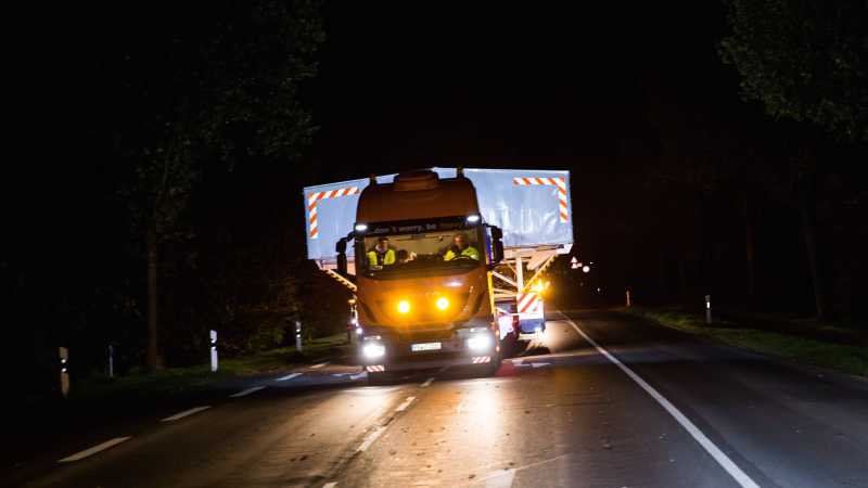 Der Schwertransporter nimmt beide Fahrstreifen ein.