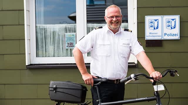 Der Polizeioberkommissar von Helgoland Lars Carstens und sein Fahrrad.