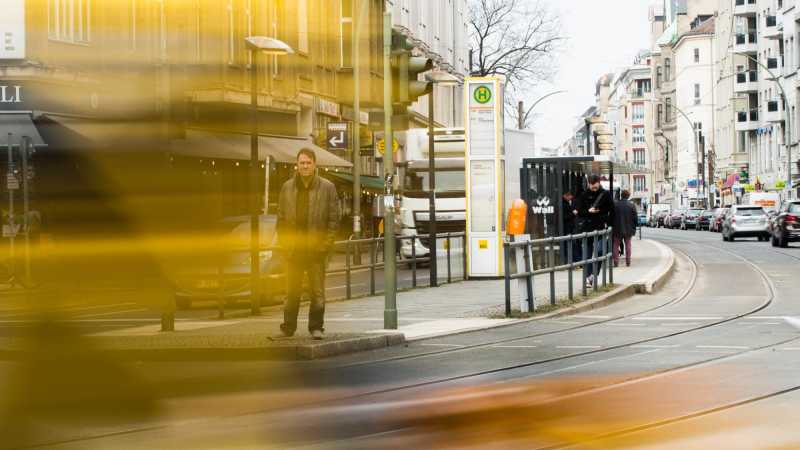 Verkehrspsychologe Haiko Ackermann steht an einer Tramstation in Berlin.
