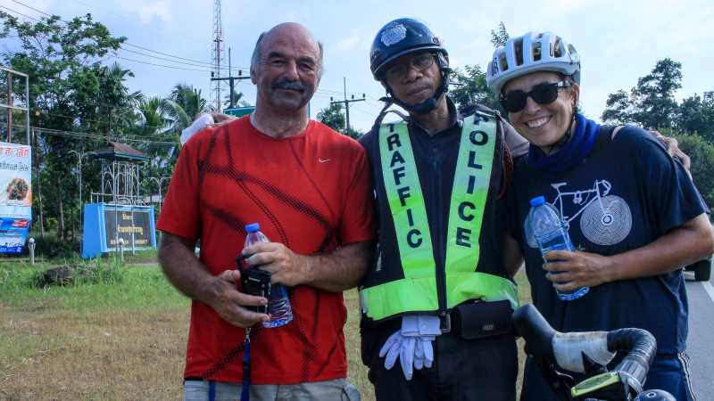 Luisa Rische mit einem Fahrradkollegen und einem thailändischen Verkehrspolizisten.