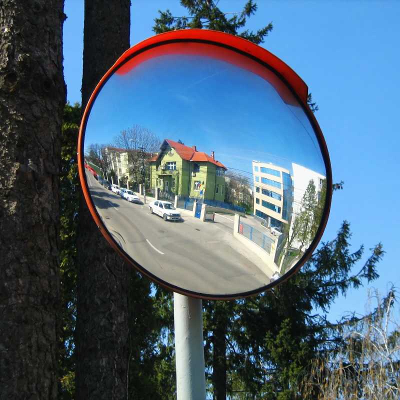 In einem Konvexspiegel ist ein Straßenausschnitt zu sehen.