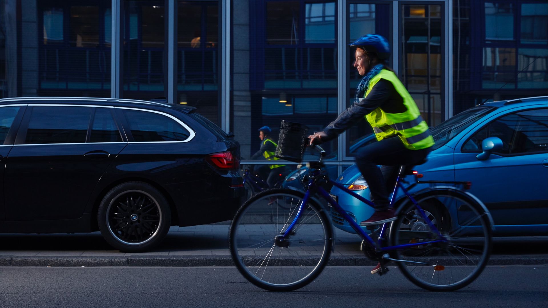 Oft zählen Sekunden - Reflektierende Kleidung für Fußgänger und Radfahrer  erhöht