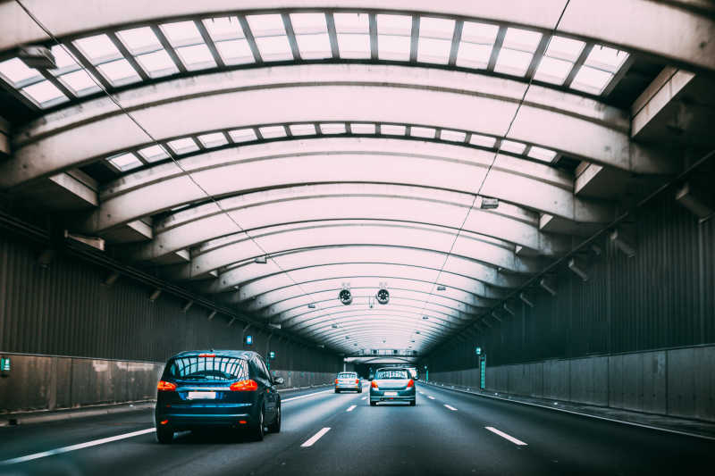 Autos fahren durch einen Straßentunnel. 