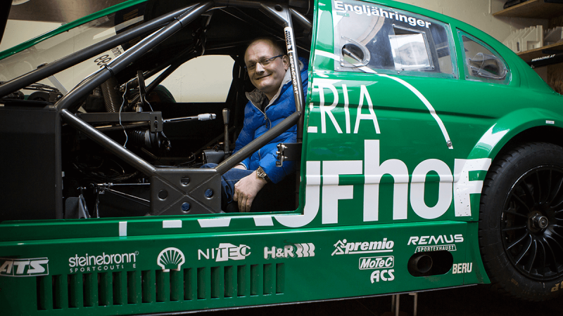 Gustav Engljähriger sitzt in seinem Rennauto in seiner Garage.