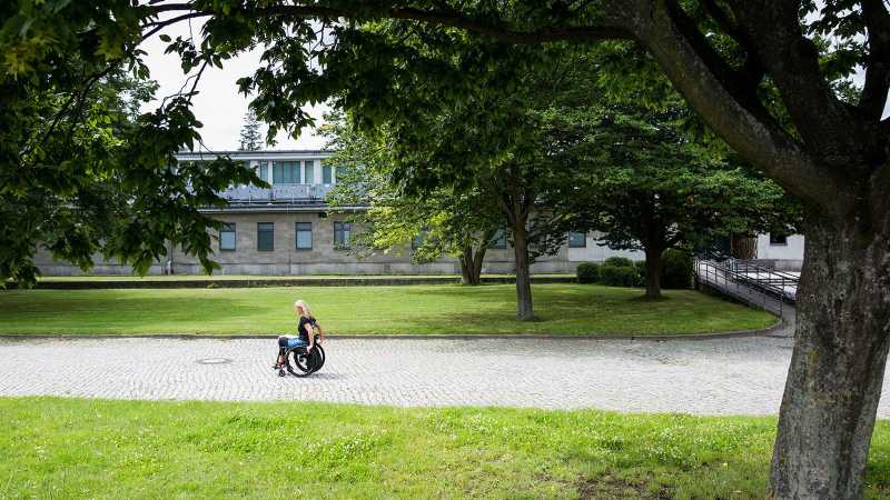 Kirsten Bruhn ist auf dem Heimweg durch einen Park im Rollstuhl.