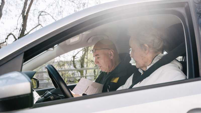 Seniorin Ursula Kraus und Fahrlehrer Michael Borucu sitzen im Auto und besprechen die Fahrt.