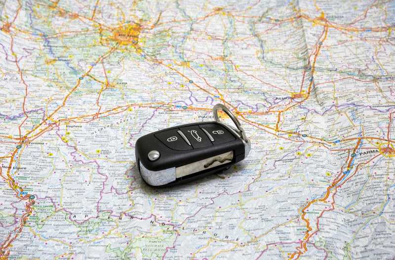 Ein Autoschlüssel liegt auf einer Landkarte.
