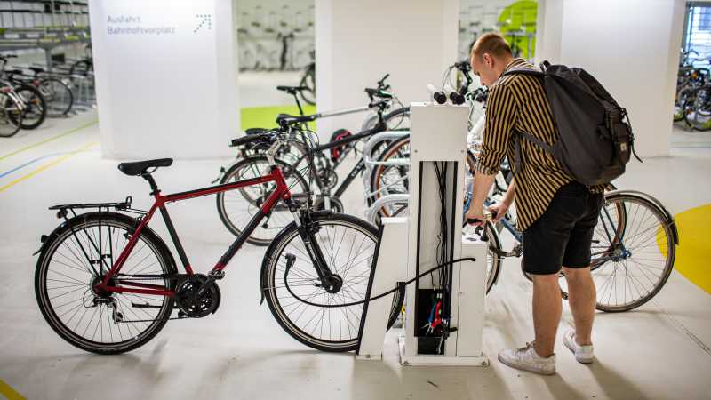 In der Karlsruher Fahrradstation gibt es eine Servicesäule mit Werkzeug für Fahrradreparaturen und Luftpumpe.