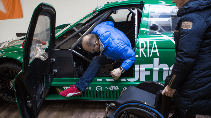 Gustav Engljähringer steigt aus seinem Rennauto in den Rollstuhl.