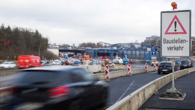Das Bild zeigt die Verkehrsführung, die um die Autobahnbaustelle herumführt.