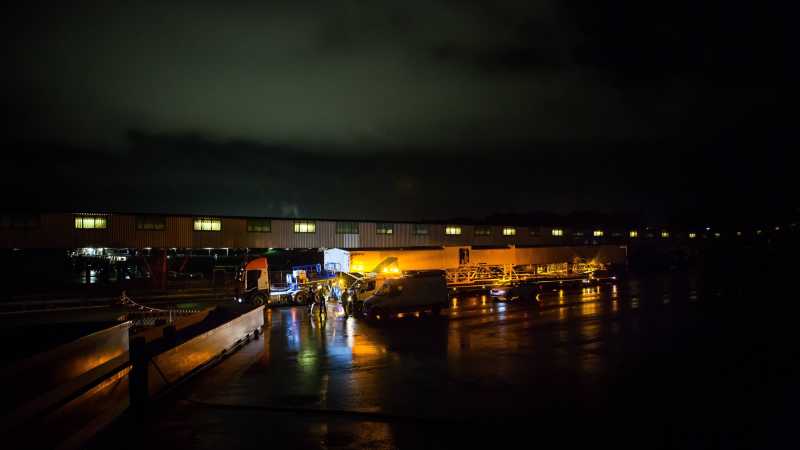 Der Schwertransport kommt an seinem Ziel im Elb-Hafen Bützfleth an.