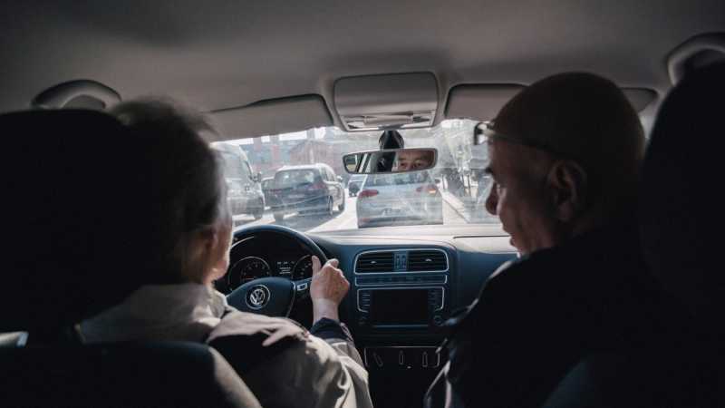 Seniorin Ursula Krause und der Fahrlehrer Michael Borucu sitzen gemeinsam im Auto.