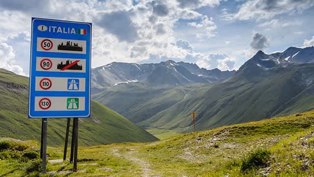 Das Bild zeigt einen Wanderweg in Italien mit einer Ausschilderung für Autos.
