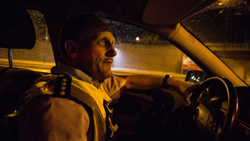 Polizist Rainer Fuchs sitzt am Steuer des Einsatzwagens und wartet auf Raser.