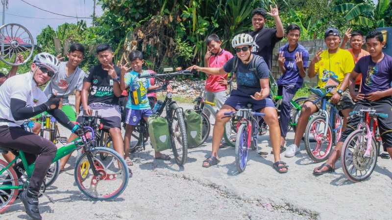 Luisa Rische mit malaysischen Kindern auf Fahrrädern.