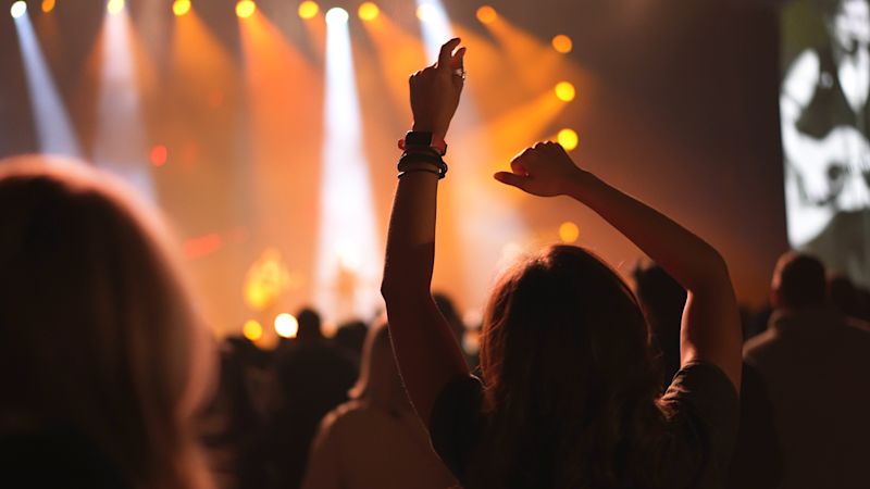 Menschenmenge jubelt vor Festivalbühne: unbeschwert feiern, sicher ankommen.