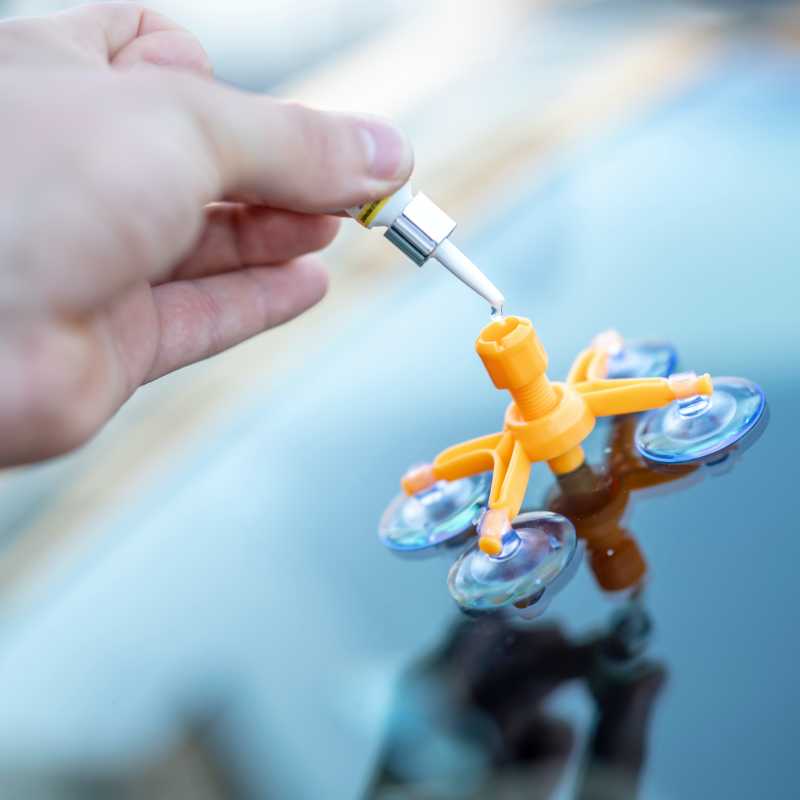 Reparatur der Windschutzscheibe eines Autos mittels Kunstharz.
