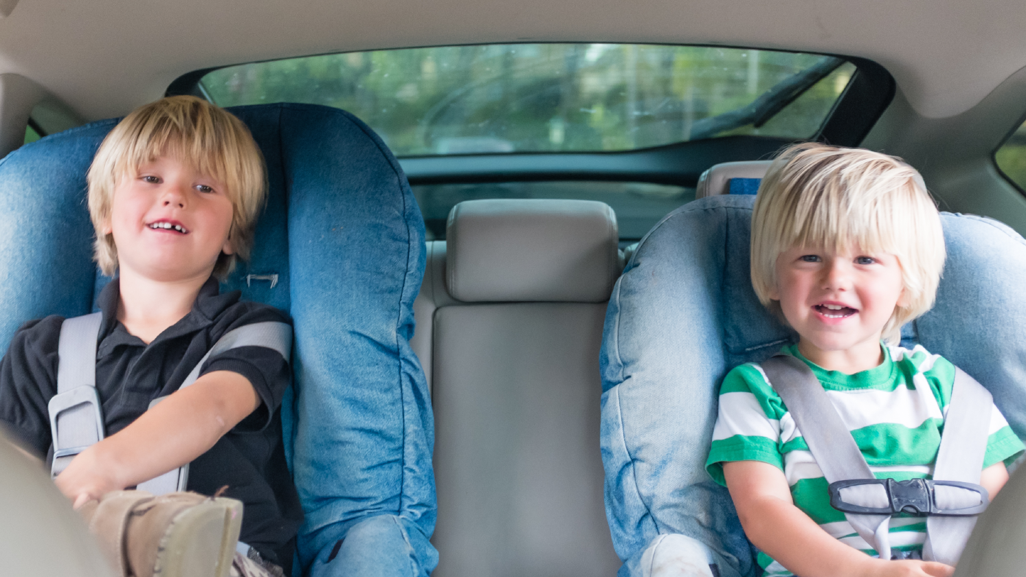 Kinder im Auto: Unter bestimmten Voraussetzungen vorne mitfahren