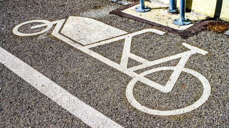 Dieses neue Verkehrszeichen markiert auf dem Boden einen Stellplatz für Lastenfahrräder. 