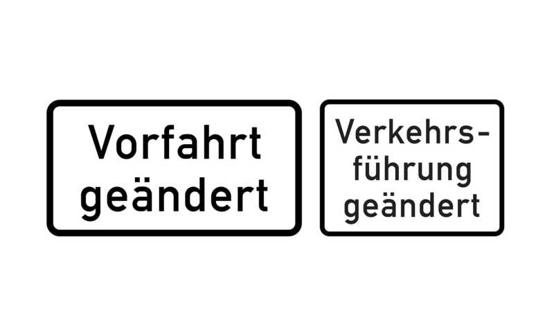 Zwei weiße Rechtecke mit schwarzem Rand. Aufschriften: „Vorfahrt geändert“ und „Verkehrsführung geändert“.