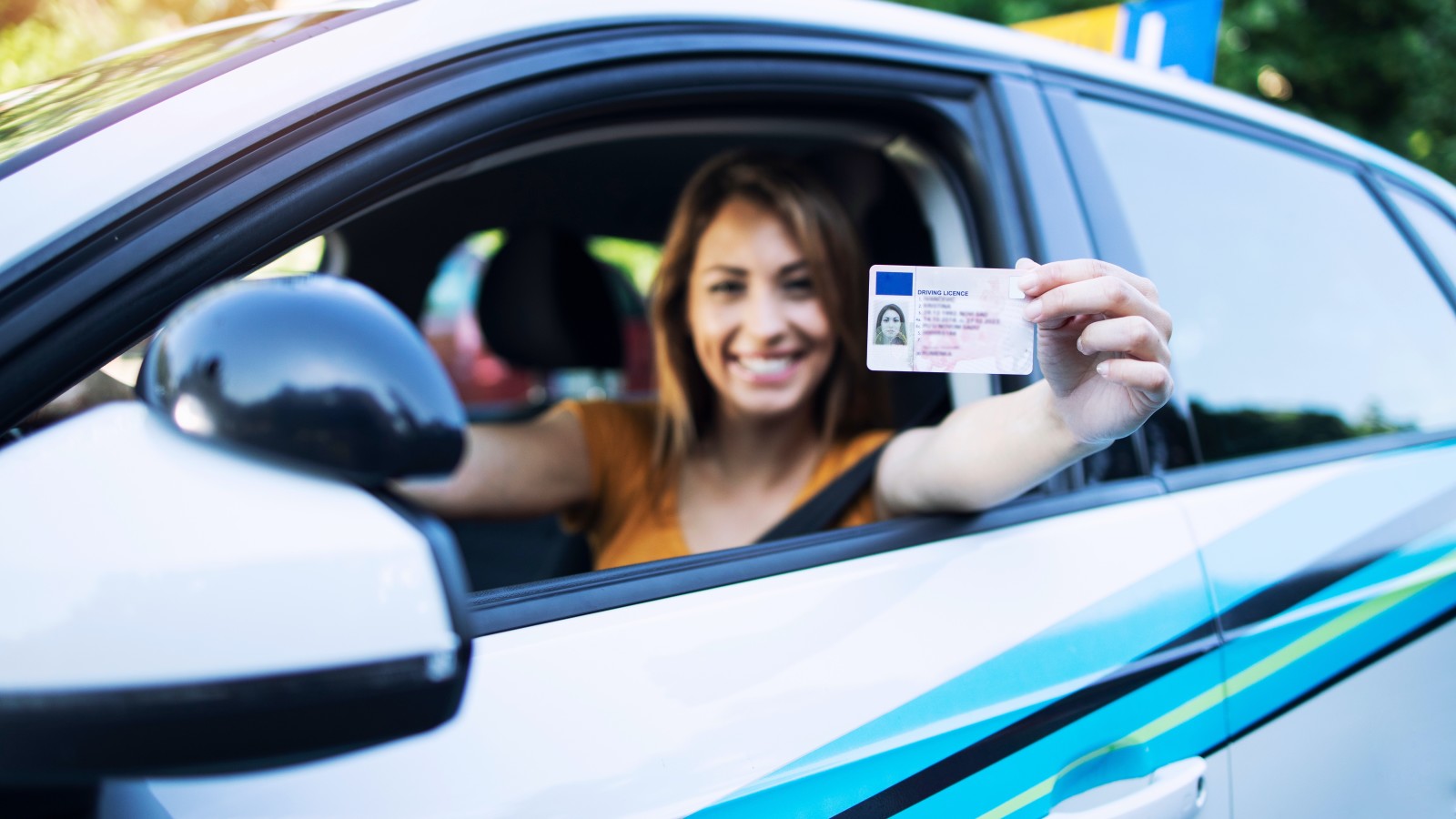 Germany driver. Девушка с водительскими правами. Водительские права девушки. Фотография на права. Право фото.