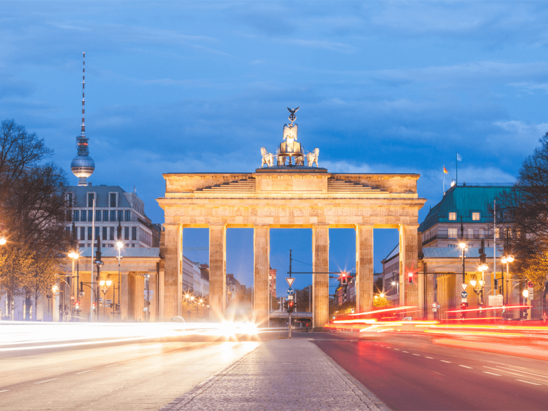 Das Brandenburger Tor erleuchtet am Abend. Das Bauwerk ist das Wahrzeichens Berlins. 