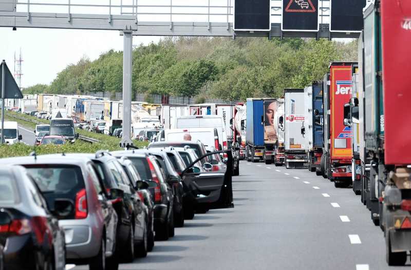 Auf einer Autobahn hat sich ein Stau gebildet. Die Autos halten eine Rettungsgasse frei.