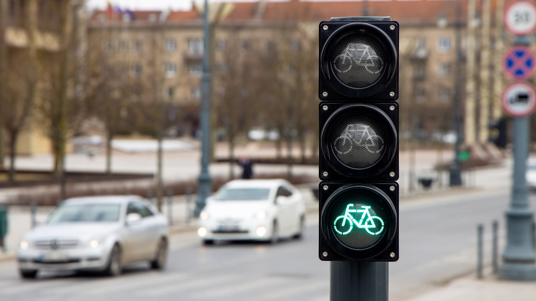 Das Bild zeigt eine Ampel für Fahrradfahrende, deren unterstes Licht mit einem grünen Fahrradsymbol leuchtet.
