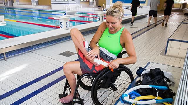 Kirsten Bruhn verbindet ihre gefühlslosen Füße vor dem Schwimmen.
