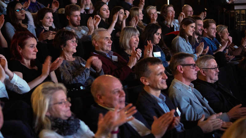 Das Bild zeigt das Publikum bei der Preisverleihung des „Runter vom Gas“-Wettbewerbs im Kino am Potsdamer Platz.