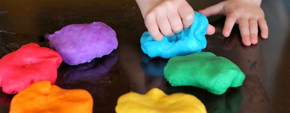 plastilina de colores amasada por una mano