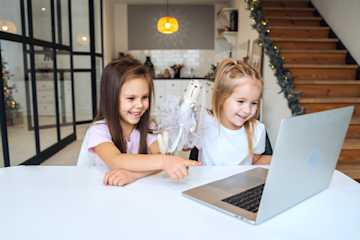 Dos niñas en computadora