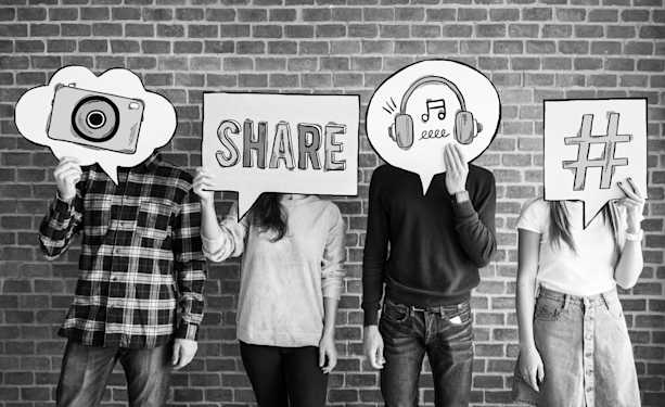 Adolescentes cubiertos el rostro con letreros referentes a redes sociales