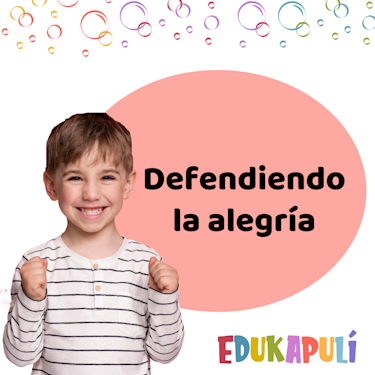 Niño muy feliz cerrando los puños y sonriendo muy emocionado