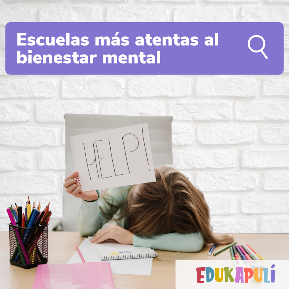 niña en escritorio con cabeza baja sosteniendo un letrero que dice ayuda