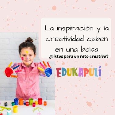 niña mostrando sus manos llenas de colores